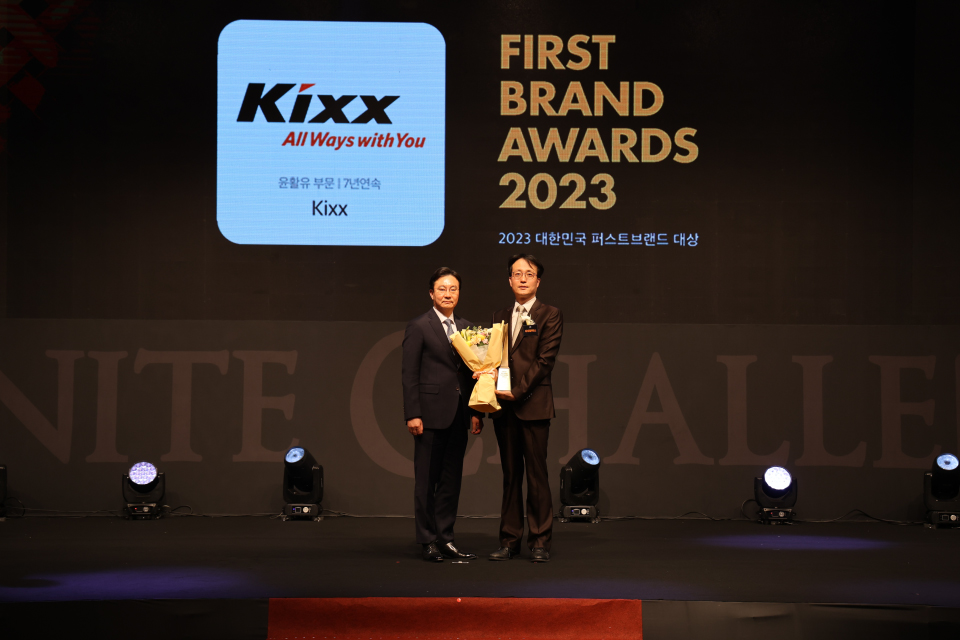 Менеджер по маркетингу Kixx Чанбом Ли на сцене получает первую корейскую брендовую награду от имени компании в знак признания того, что Kixx седьмой год подряд назван самым удовлетворяющим брендом в категории смазочных материалов.