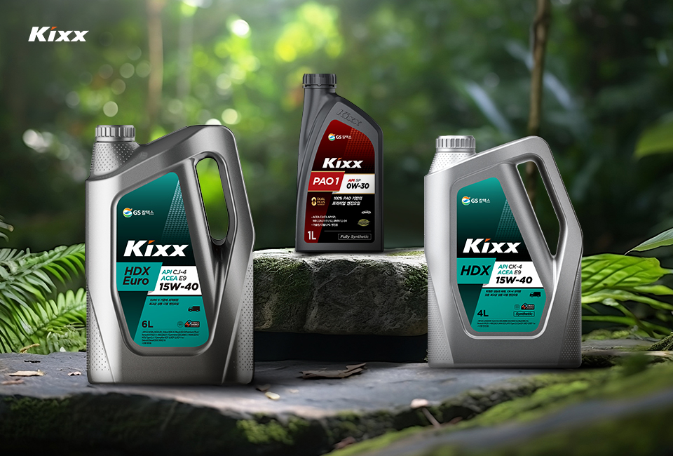 숲 속을 배경으로 이끼 낀 돌 위에 위치한 Kixx 소포장 윤활유 용기 Kixx PAO 1, Kixx HDX CK-4 및 Kixx HDX Euro