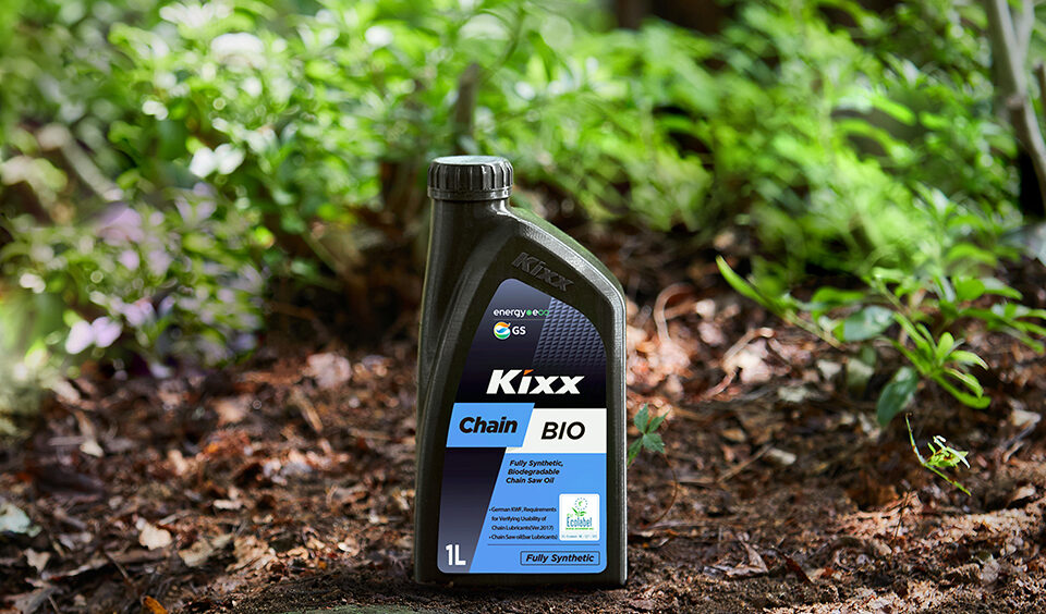 Kixx Chain BIO in a Kixx recycled bottle stands upright on the forest floor.