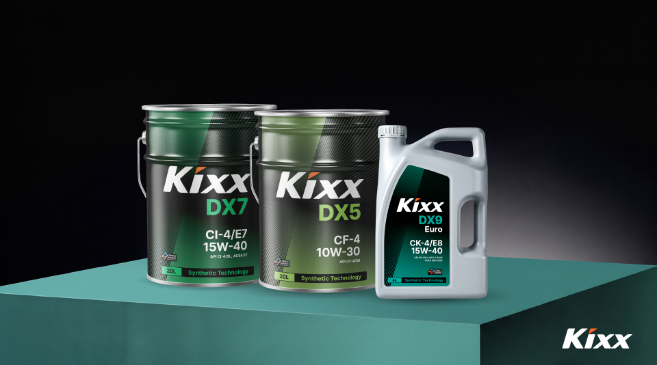 Hình ảnh đại diện cho dòng dầu động cơ Kixx DX cho xe thương mại với các sản phẩm DX9, DX7 và DX5